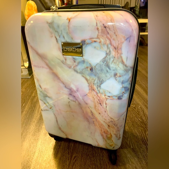 BEBE HARDSHELL SPINNER with free travel pillow